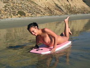Nudo surfer con un grande corpo