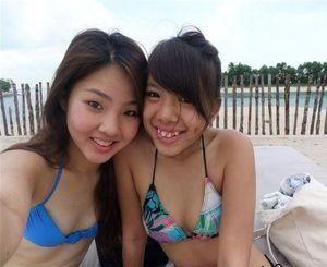 Kleine japanische freundinnen am Strand