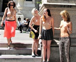 Topless filles dans le public, des nanas