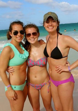 Doce Sarah e amigos em bikini